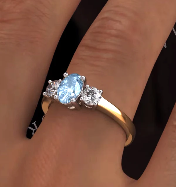 0.70ct Oval Cut Aquamarine and Lab Diamond 3 Stone Ring in 9K Yellow Gold - Image 4