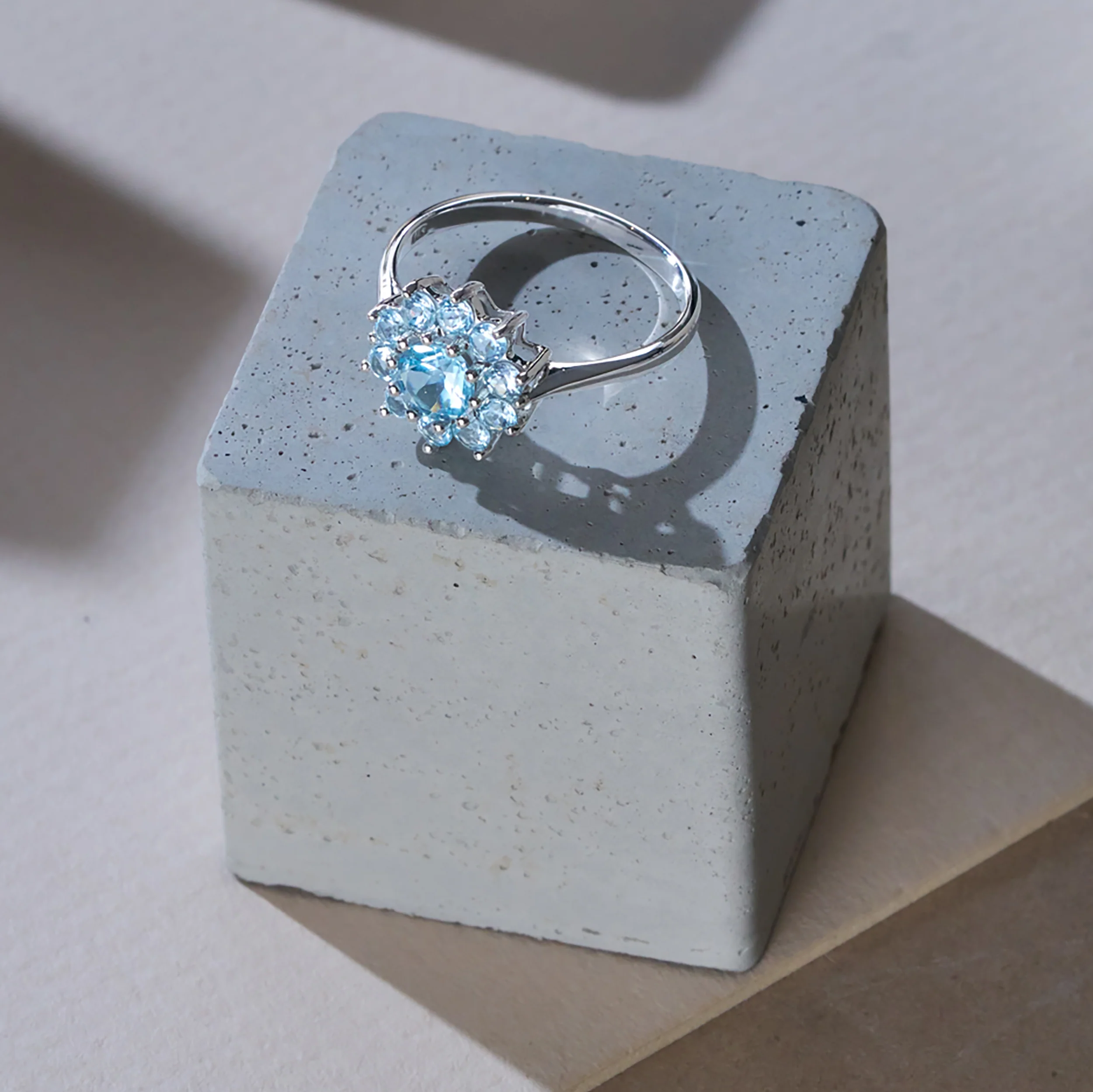 1.10ct Blue Topaz Cluster Ring in 9K White Gold - Image 4