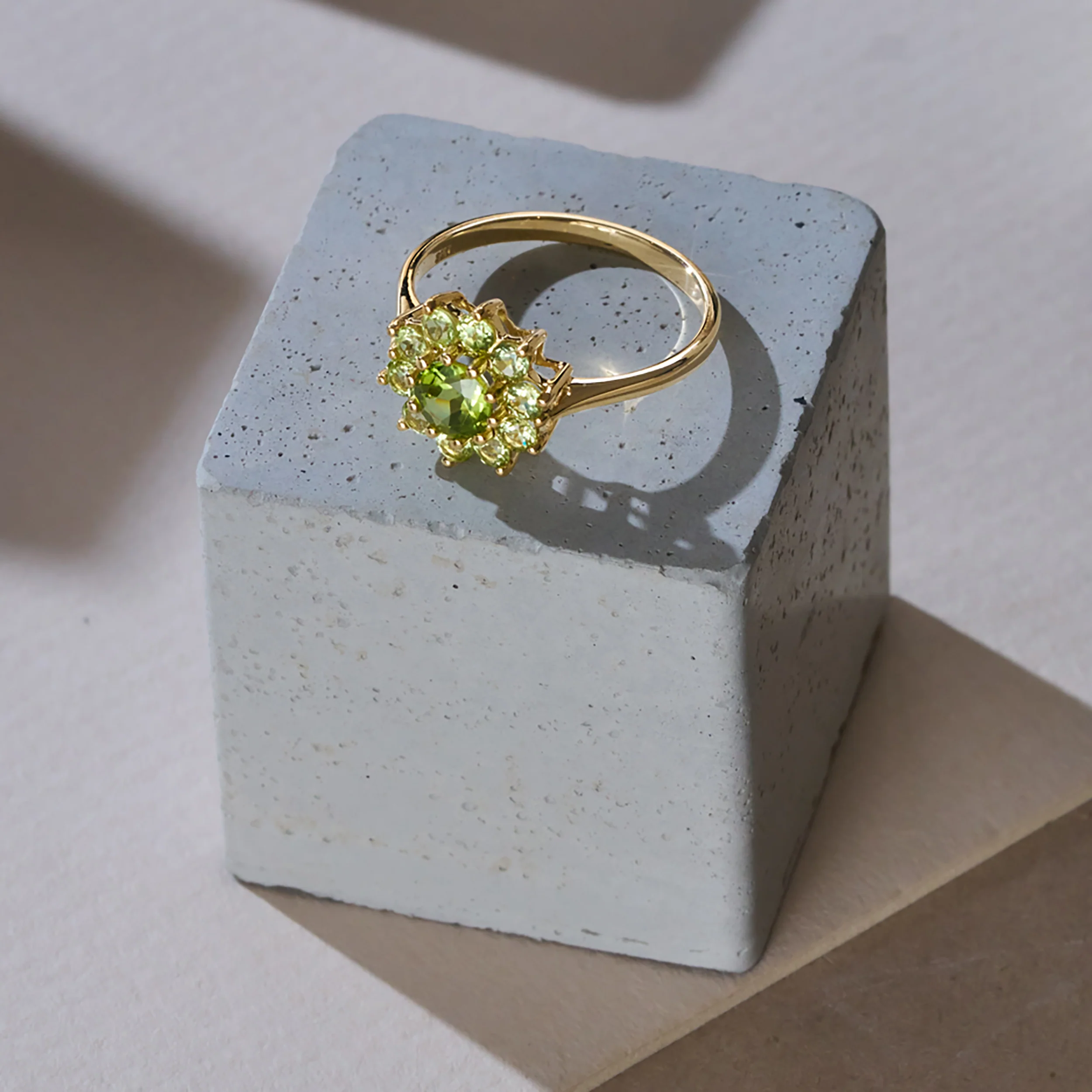 1.12ct Peridot Cluster Ring in 9K Yellow Gold - Image 4