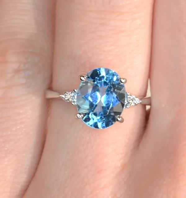 9K White Gold Diamond and 2.60ct Blue Topaz Ring - Image 4