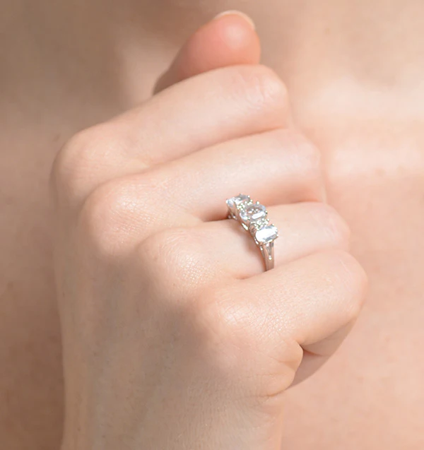 Aquamarine 0.80CT And Diamond 9K White Gold Ring - Image 4