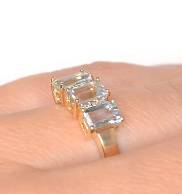 Aquamarine 1.65CT And Diamond 9K Yellow Gold Ring - Image 3