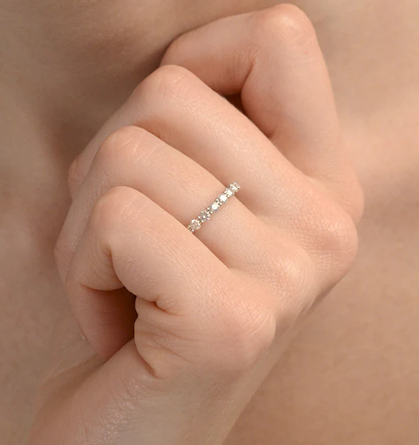 Chloe Lab Diamond Eternity Ring 18K Gold Claw Set 1.00ct H/Si - Image 4