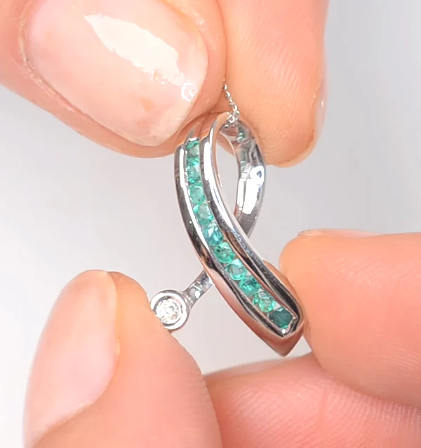 Emerald 0.22CT And Diamond 9K White Gold Ribbon Pendant Necklace - Image 3