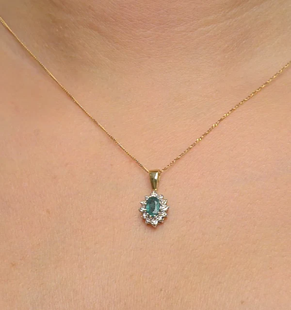 Emerald 0.43CT And Diamond 9K Yellow Gold Pendant Necklace - Image 4