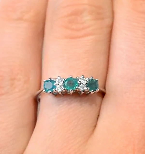 Emerald 0.45ct And Diamond 9K White Gold Ring - Image 4