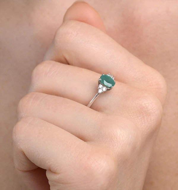 Emerald 0.75ct And Diamond 18K White Gold Ring - Image 4