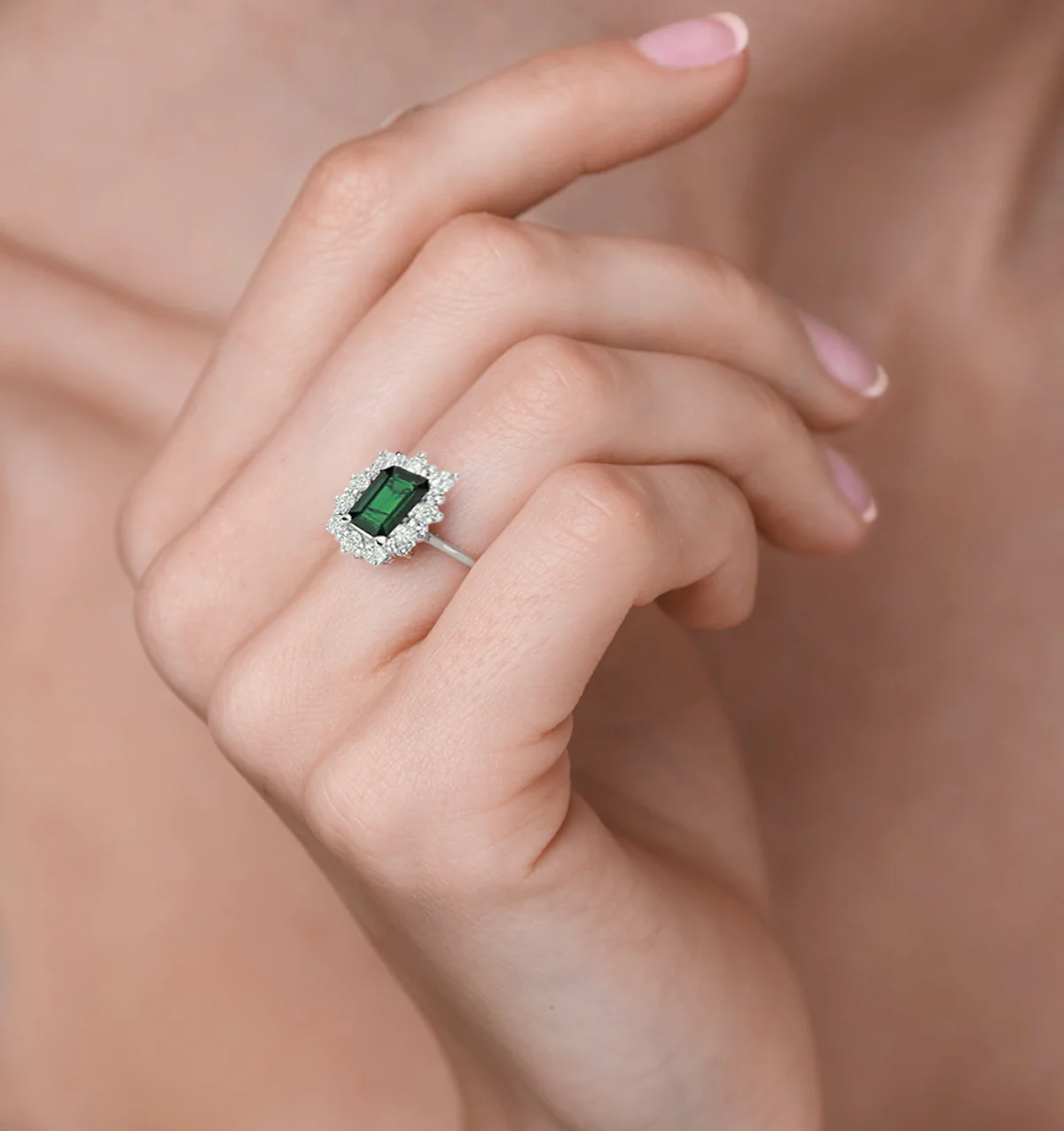 Emerald 1.00ct And Diamond 0.50ct 18K White Gold Ring - Image 4