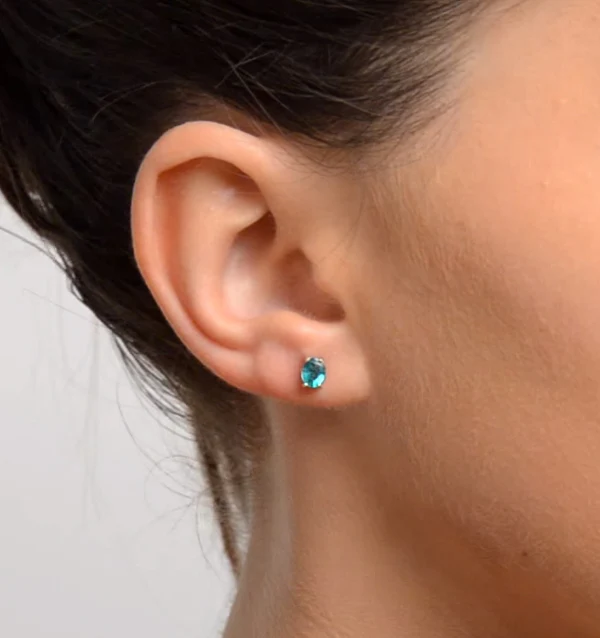 Emerald 5 x 4mm 0.70ct 9K White Gold Earrings - Image 2