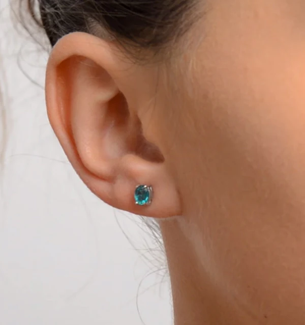 Emerald 5 x 4mm 0.64ct 18K White Gold Earrings - Image 4