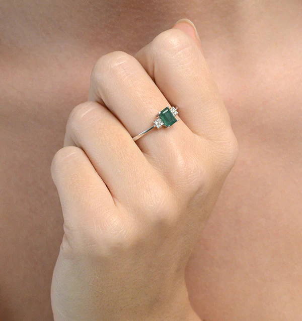 Emerald 6 x 4mm And Diamond 18K White Gold Ring - Image 4
