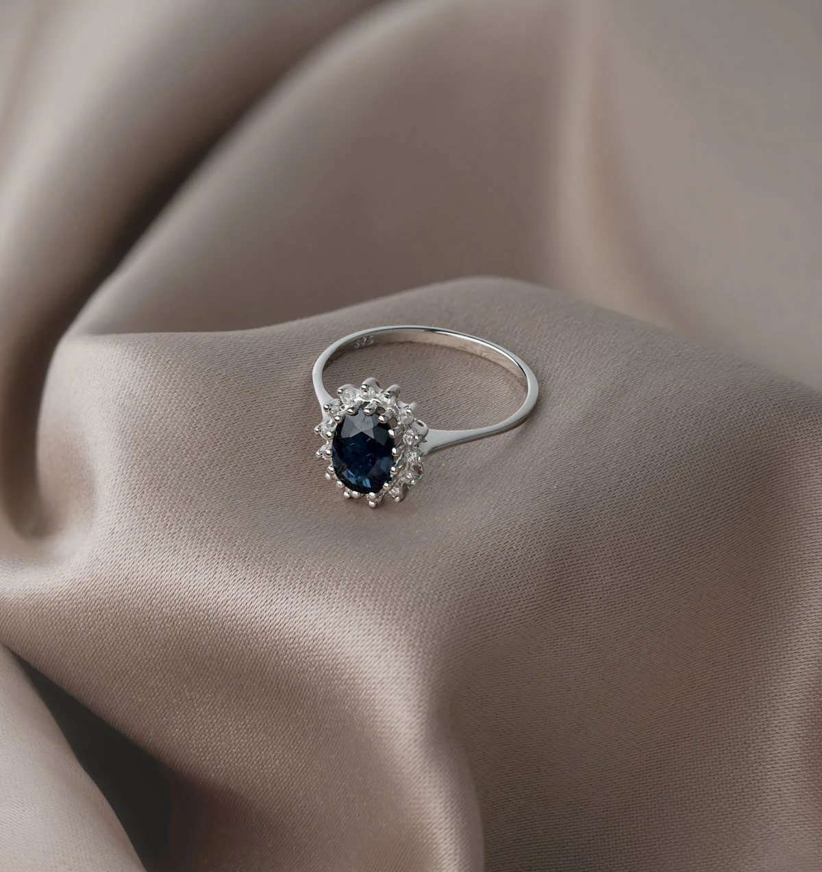 Sapphire 0.95ct And Diamond 9K White Gold Ring - Image 5