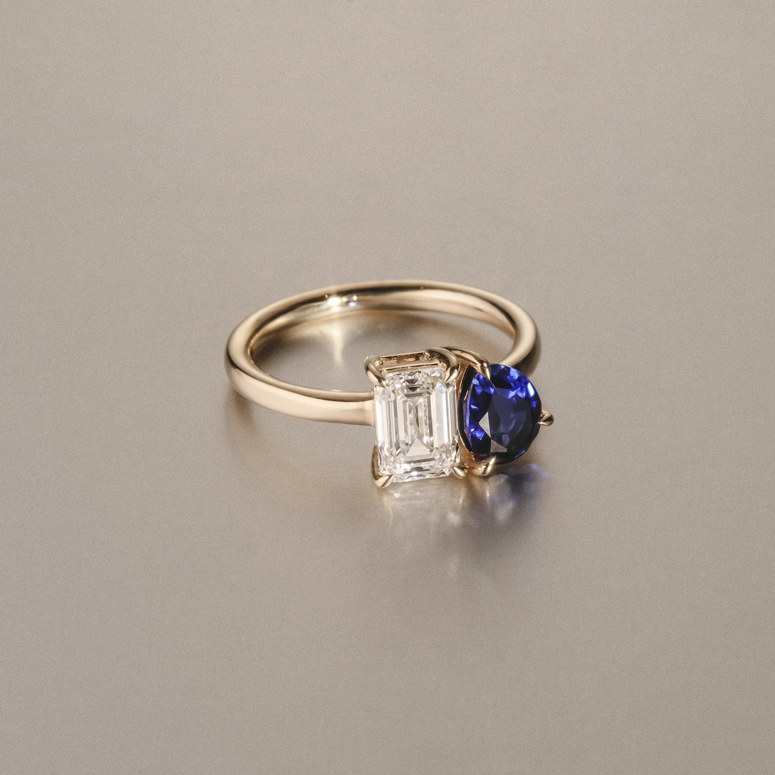 Toi Et Moi 1.50ct Emerald Cut Lab Diamond and 1.50ct Pear Lab Sapphire Engagement Ring in 18K Yellow Gold - Image 6