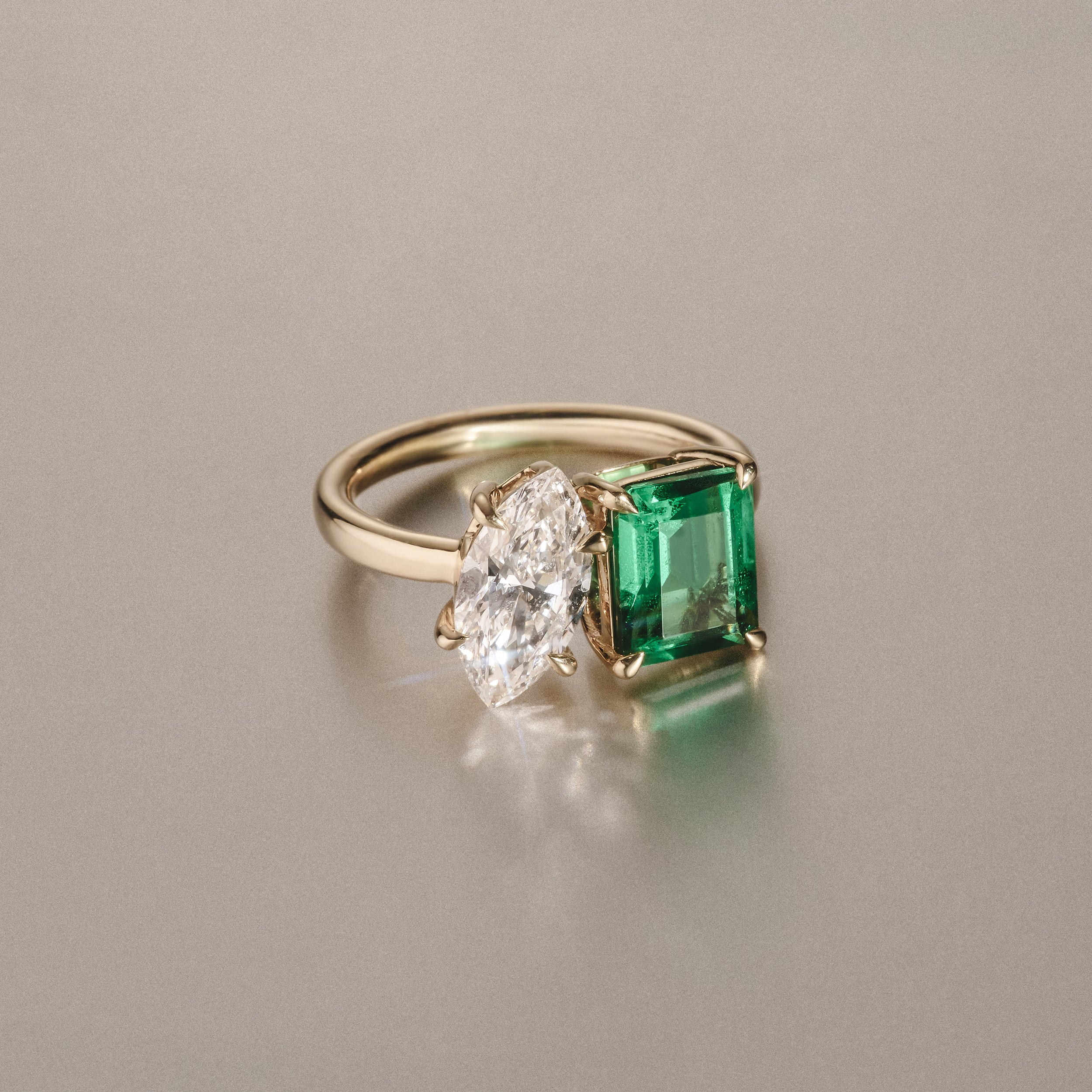 Toi Et Moi 1.50ct Marquise Lab Diamond and 3.30ct Emerald Cut Lab Emerald Engagement Ring in 18K Yellow Gold - Image 6