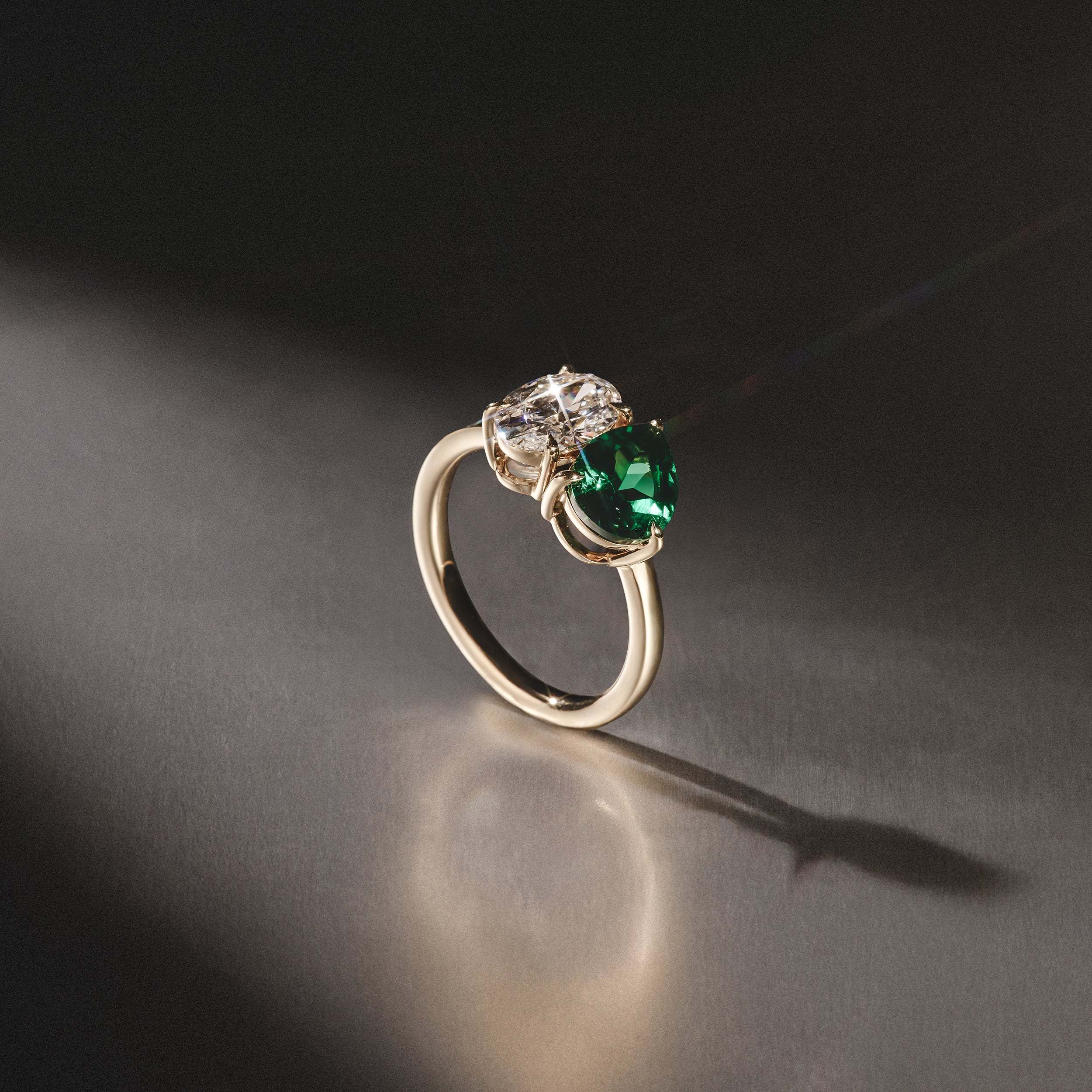 Toi Et Moi 1.50ct Oval Lab Diamond and 2.00ct Pear Lab Emerald Engagement Ring in 18K Yellow Gold - Image 6