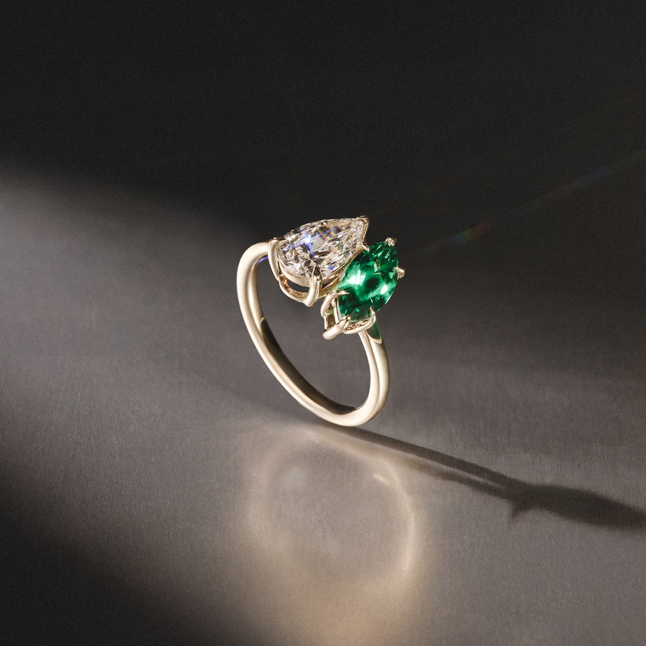 Toi Et Moi 1.50ct Pear Lab Diamond and 1.50ct Marquise Lab Emerald Engagement Ring in 18K Yellow Gold - Image 8