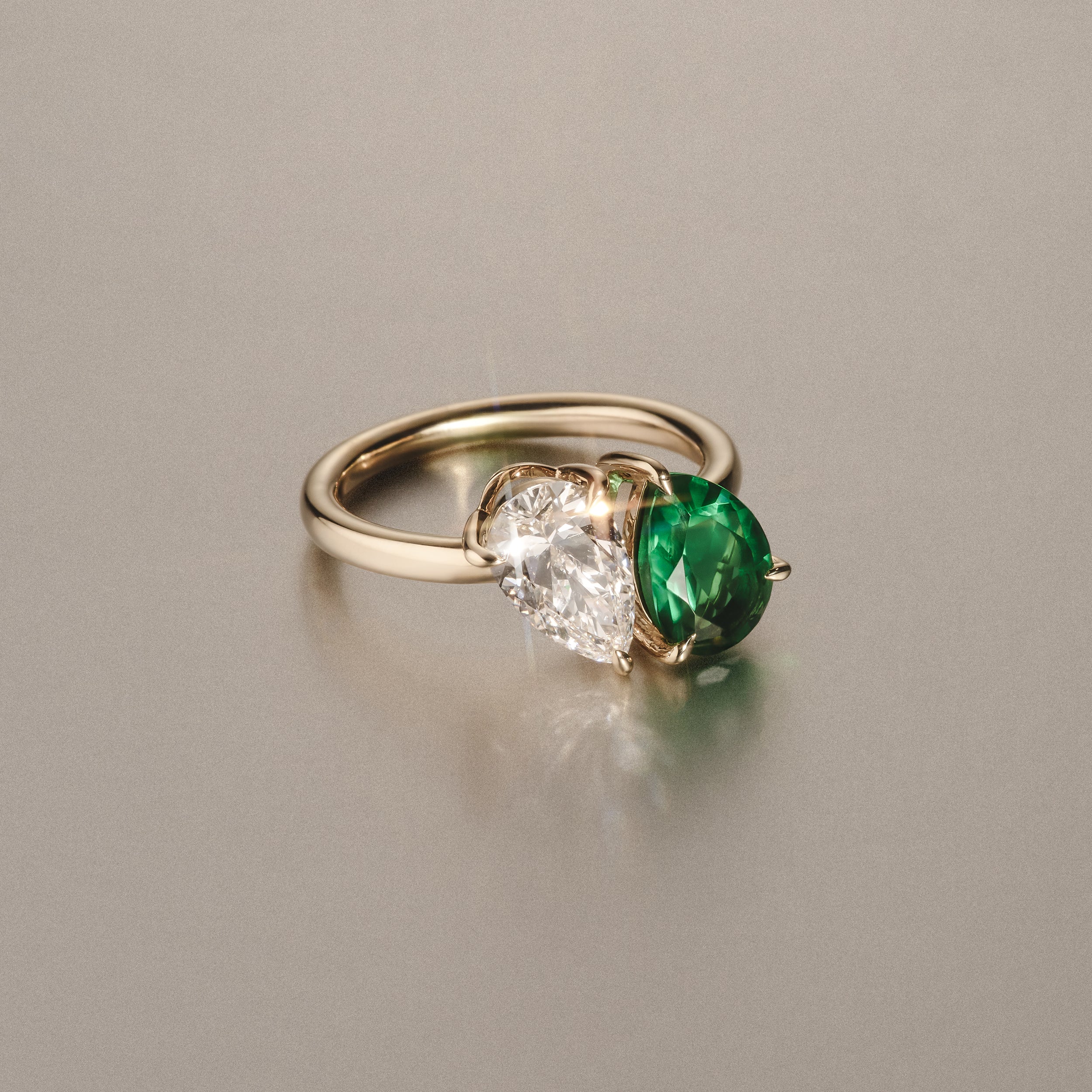 Toi Et Moi 1.50ct Pear Lab Diamond and 2.60ct Pear Lab Emerald Engagement Ring in 18K Yellow Gold - Image 6