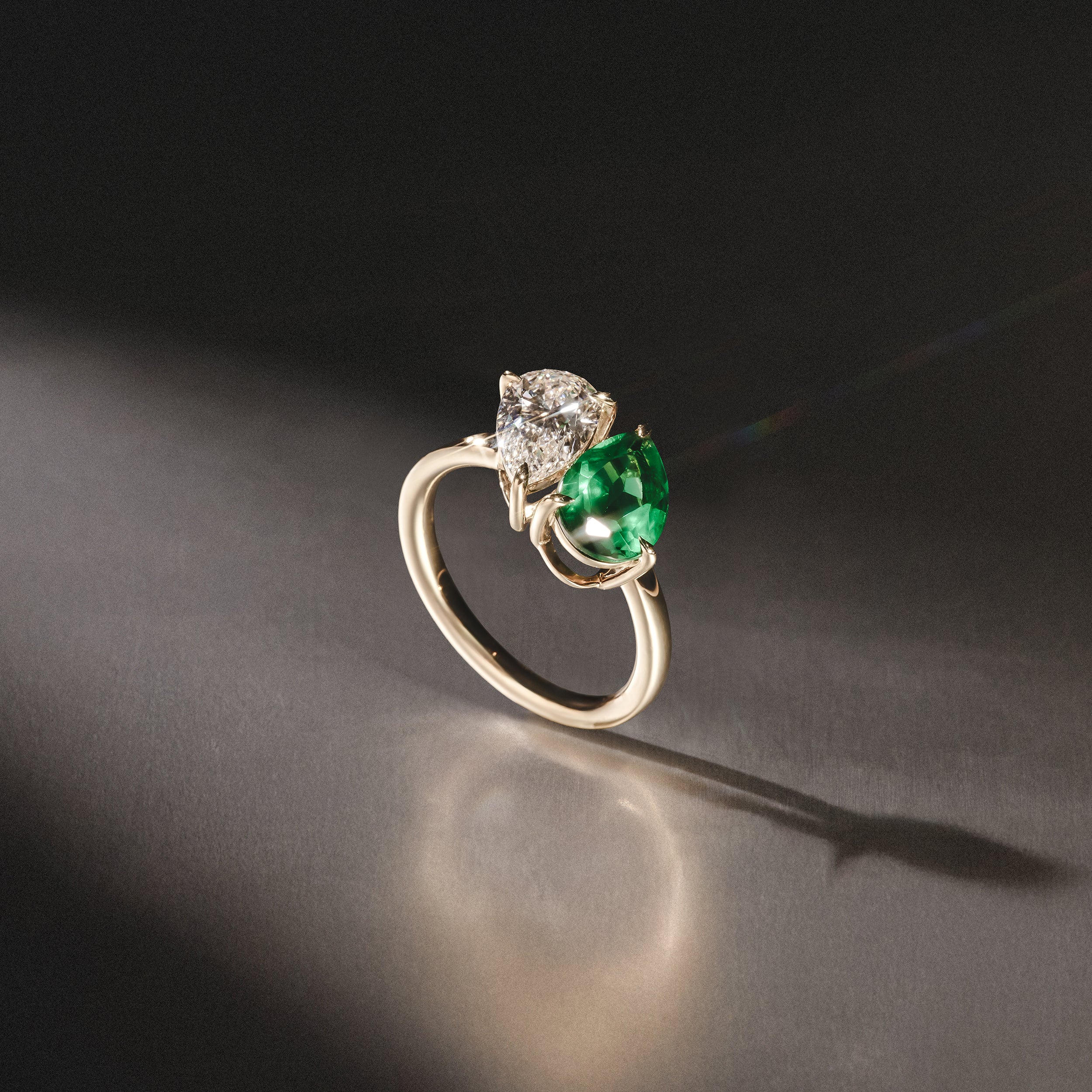 Toi Et Moi 1.50ct Pear Lab Diamond and 2.60ct Pear Lab Emerald Engagement Ring in 18K Yellow Gold - Image 8