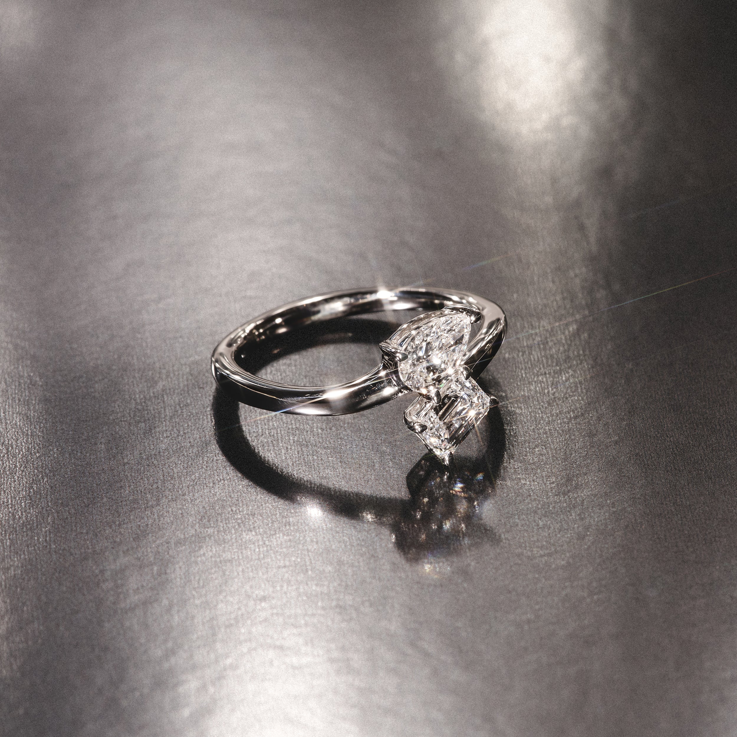 Toi et Moi Emerald and Pear Cut Lab Diamond Ring 1.00ct F/VS in 9K White Gold - Image 6